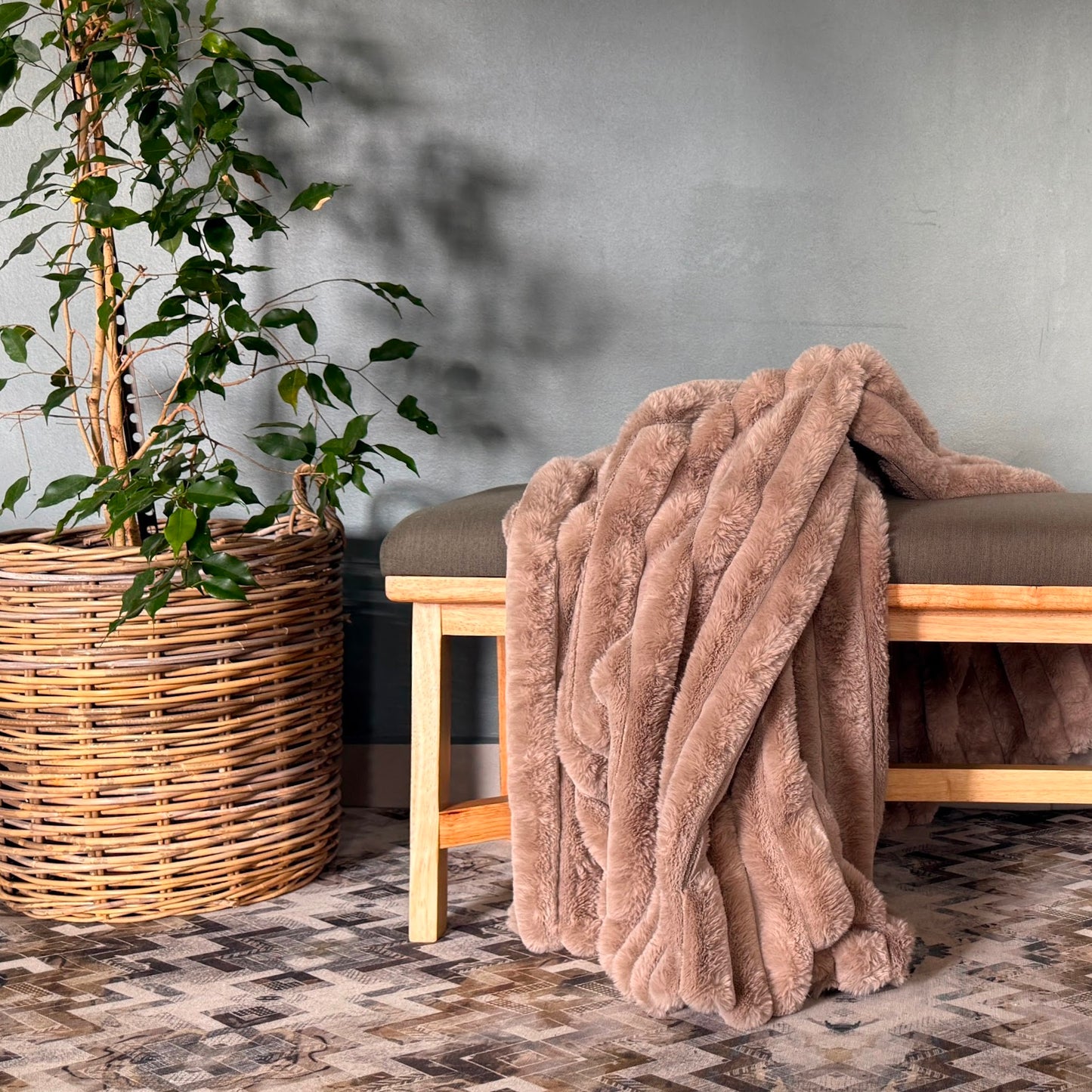 Faux Fur Throw Blanket – Soft, Stylish & Luxuriously Cozy