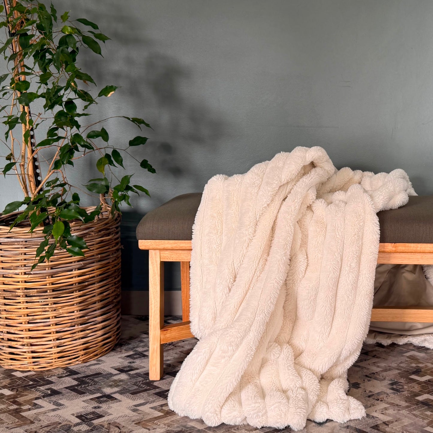 Faux Fur Throw Blanket – Soft, Stylish & Luxuriously Cozy