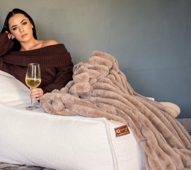 Faux Fur Throw Blanket – Soft, Stylish & Luxuriously Cozy