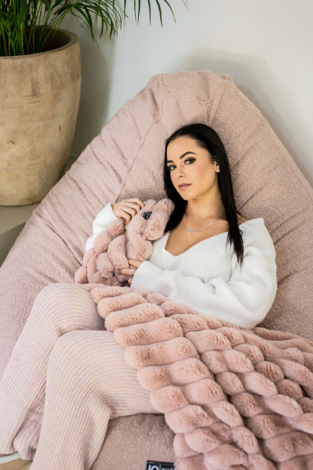 Faux Fur Throw Blanket – Soft, Stylish & Luxuriously Cozy