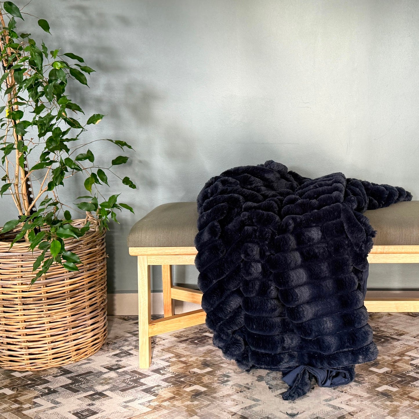 Faux Fur Throw Blanket – Soft, Stylish & Luxuriously Cozy